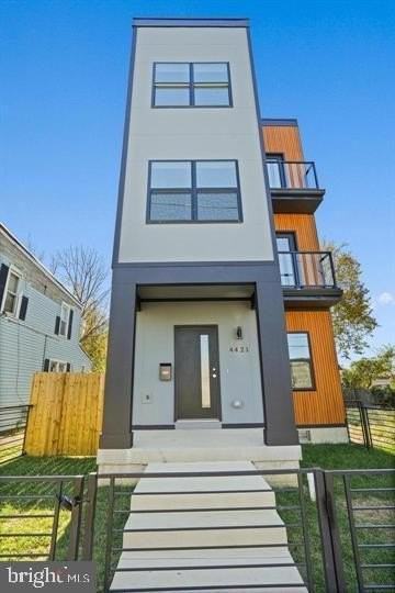 4421 Kane Pl Ne - Photo 2 of 44