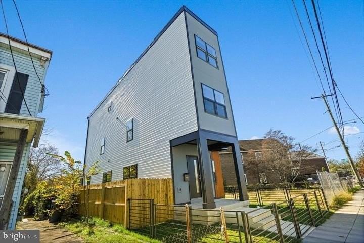 4421 Kane Pl Ne - Photo 3 of 44