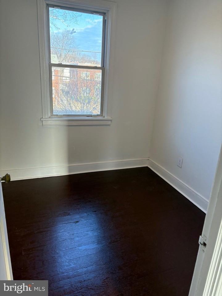 5030 S Dakota Ave Ne - Photo 6 of 21