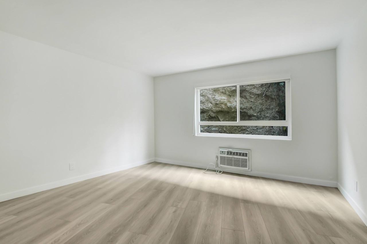 8741-8743 Shoreham - Photo 6 of 11