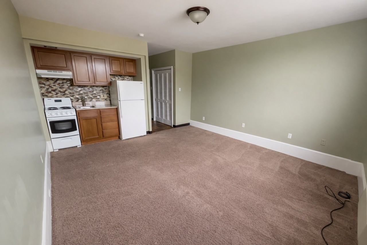 4651 CENTRE AVEAPT 25 #25 - Photo 3 of 8