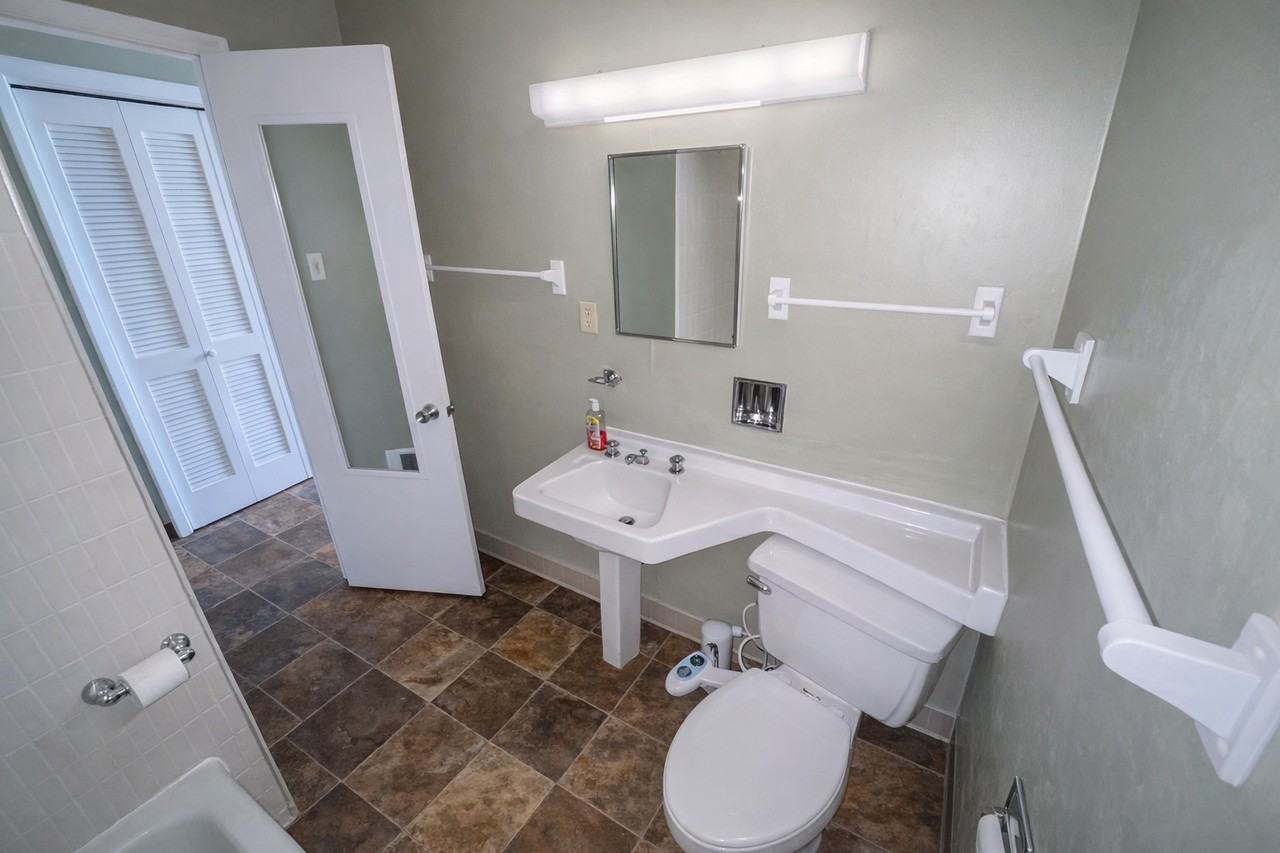 4651 CENTRE AVEAPT 25 #25 - Photo 6 of 8