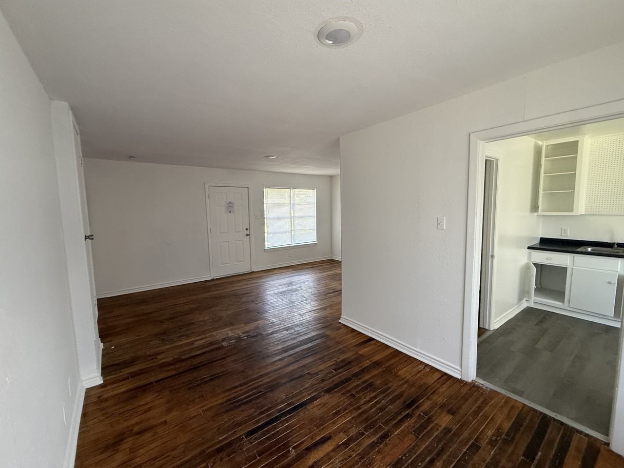 15 Macarthur Dr #1 - Photo 3 of 17