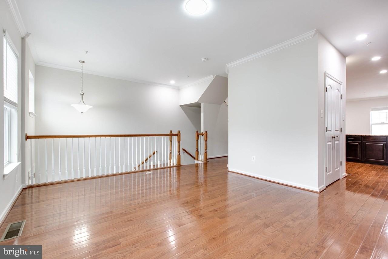 2706 Amber Crest Rd - Photo 7 of 44