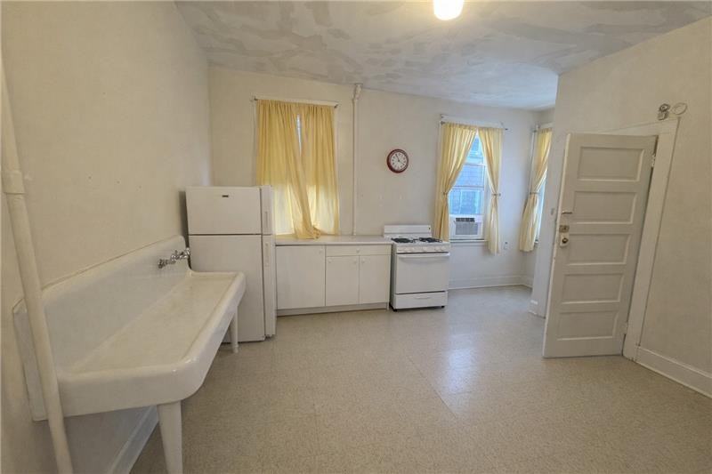 55 Walnut St - 1 Rear #1R - Photo 3 of 4