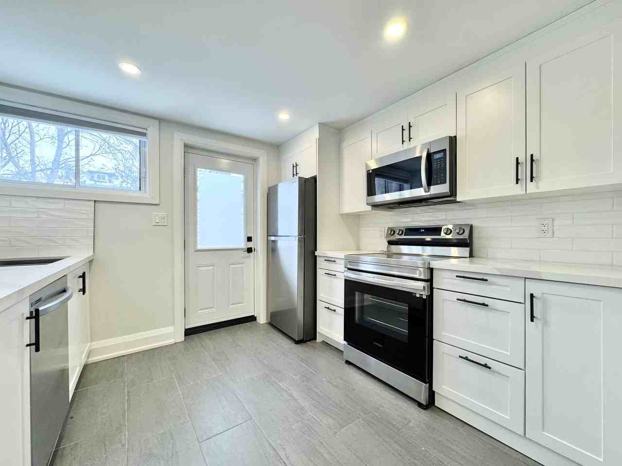 97 Garfield Ave S #A