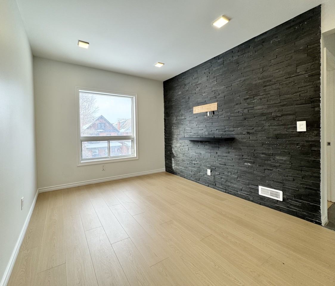 97 Garfield Ave S #B