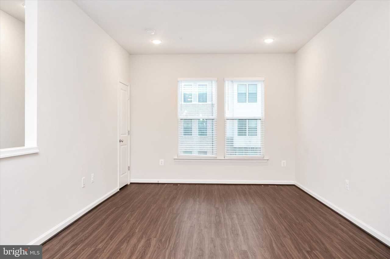 3401 Cormorant Dr - Photo 5 of 34