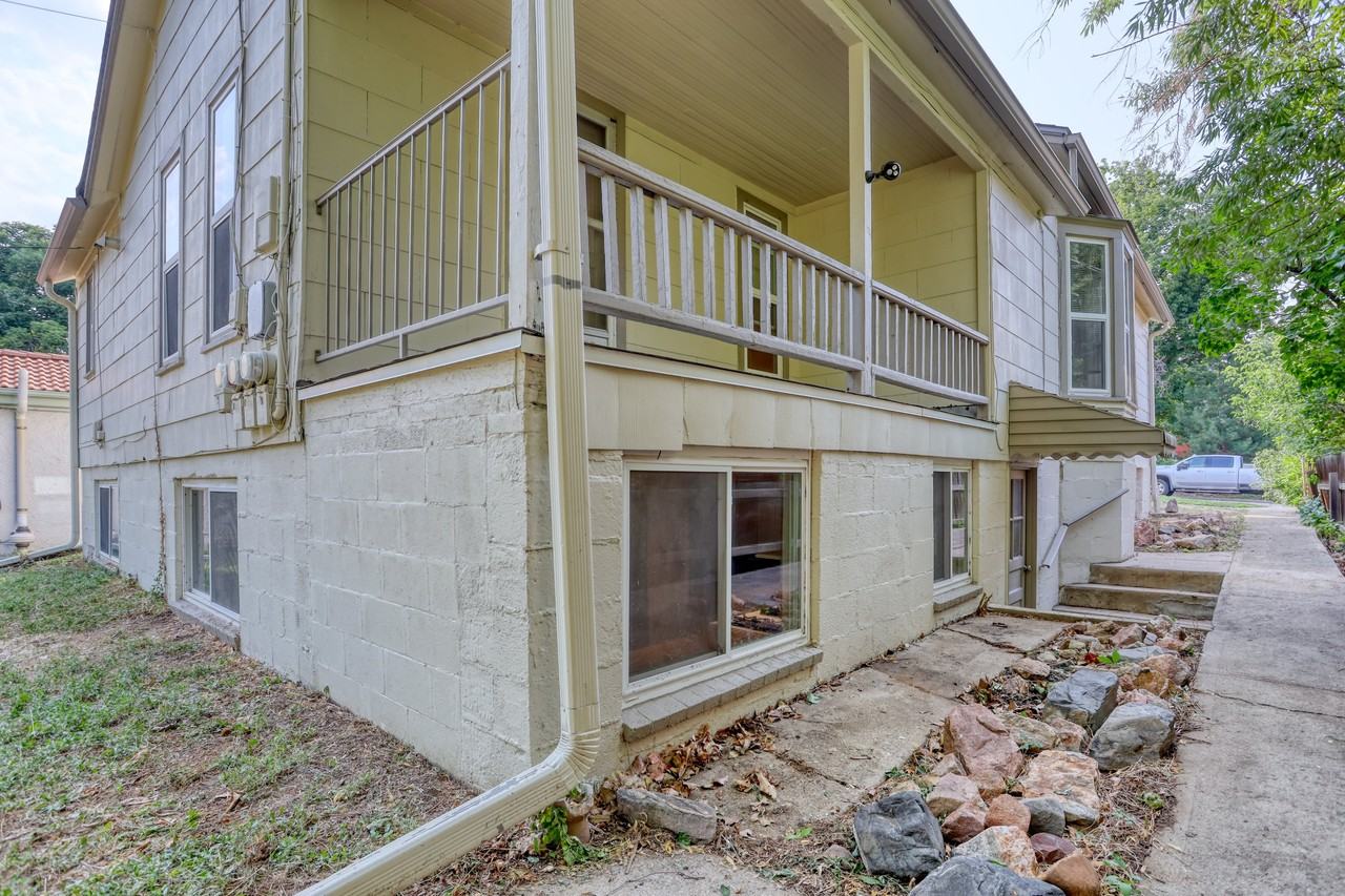 911 4th St #A - Photo 4 of 15