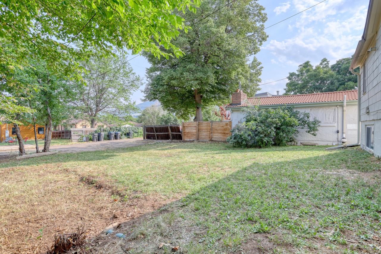 911 4th St #B - Photo 4 of 16