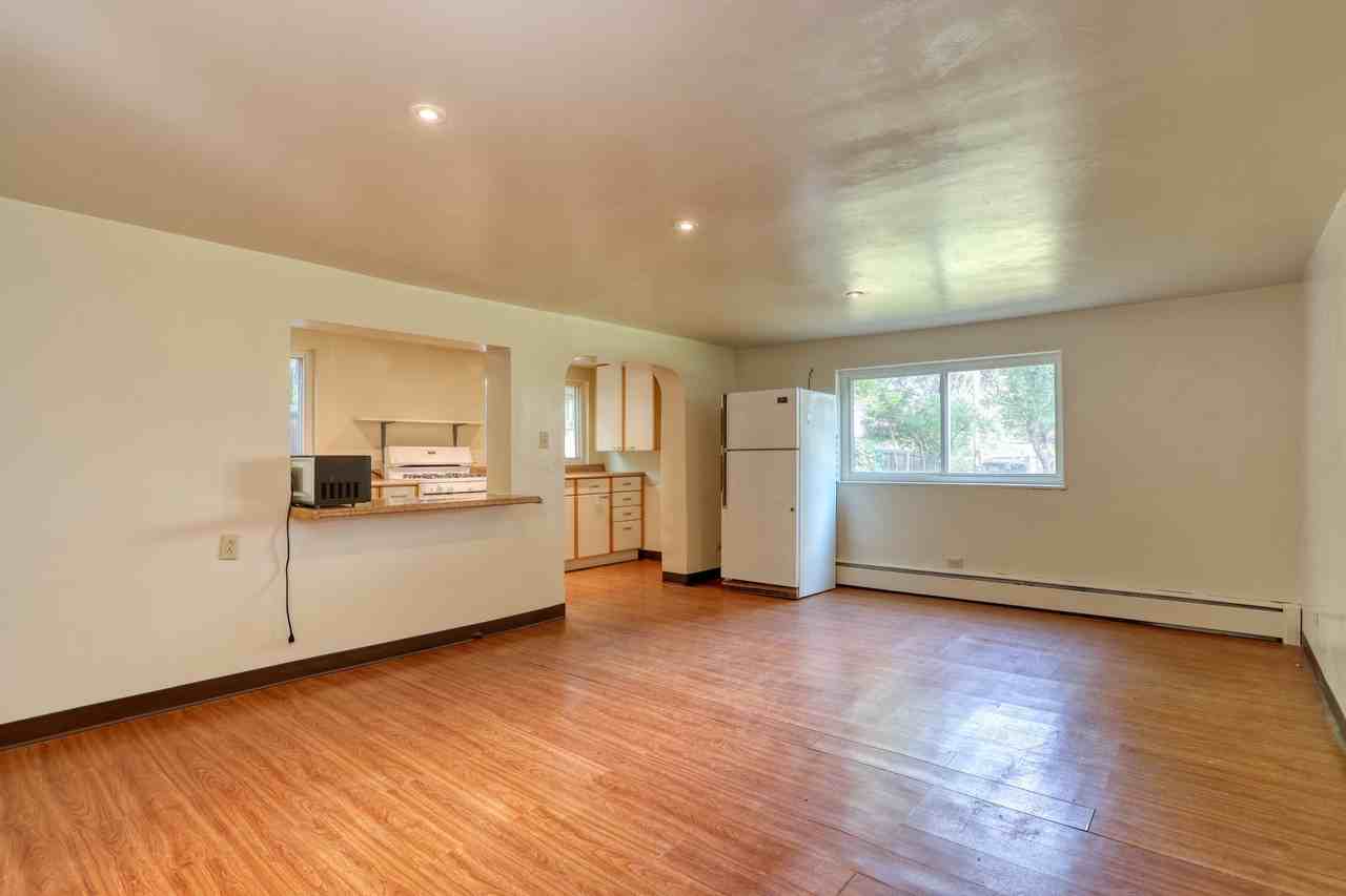 911 4th St #B - Photo 5 of 16