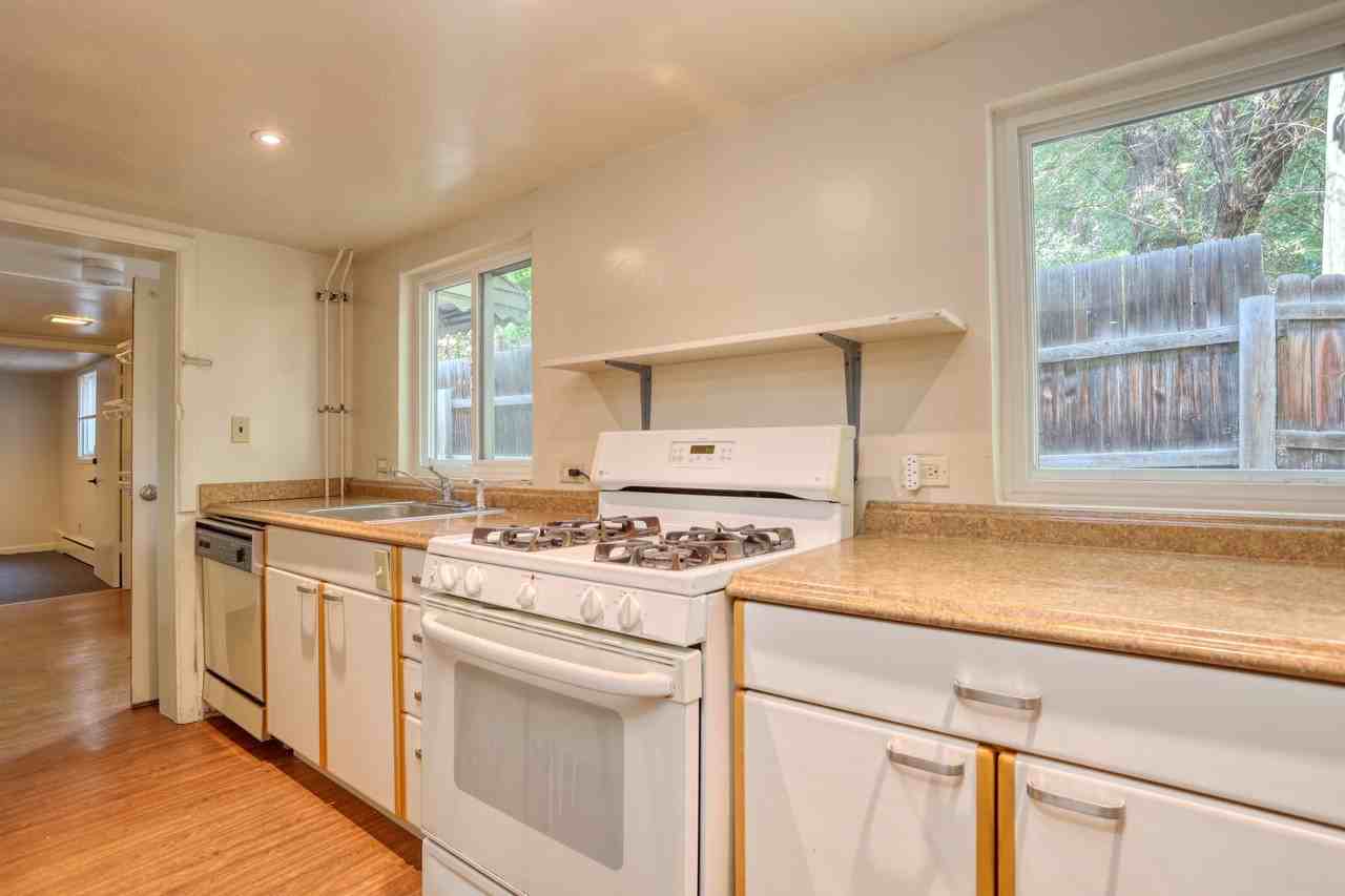 911 4th St #B - Photo 6 of 16