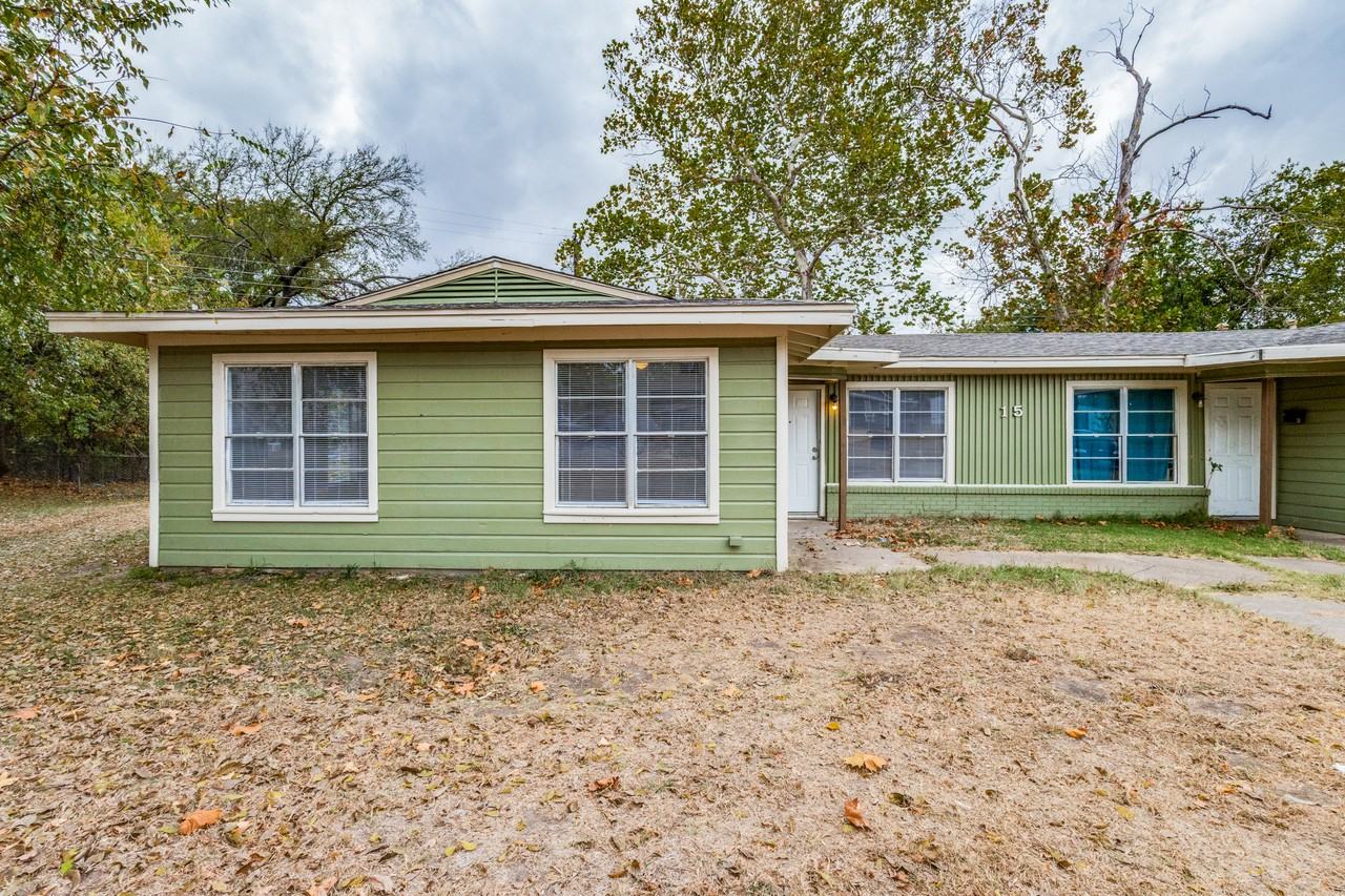 15 Macarthur Dr #1 - Photo 2 of 20