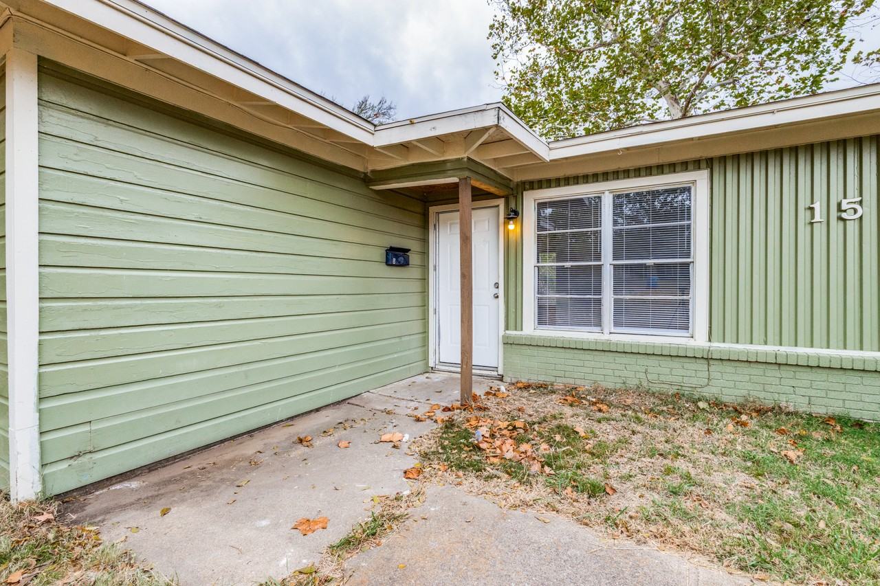 15 Macarthur Dr #1 - Photo 3 of 20