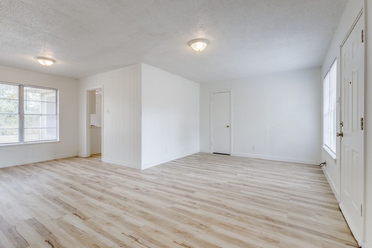 15 Macarthur Dr #1 - Photo 4 of 20