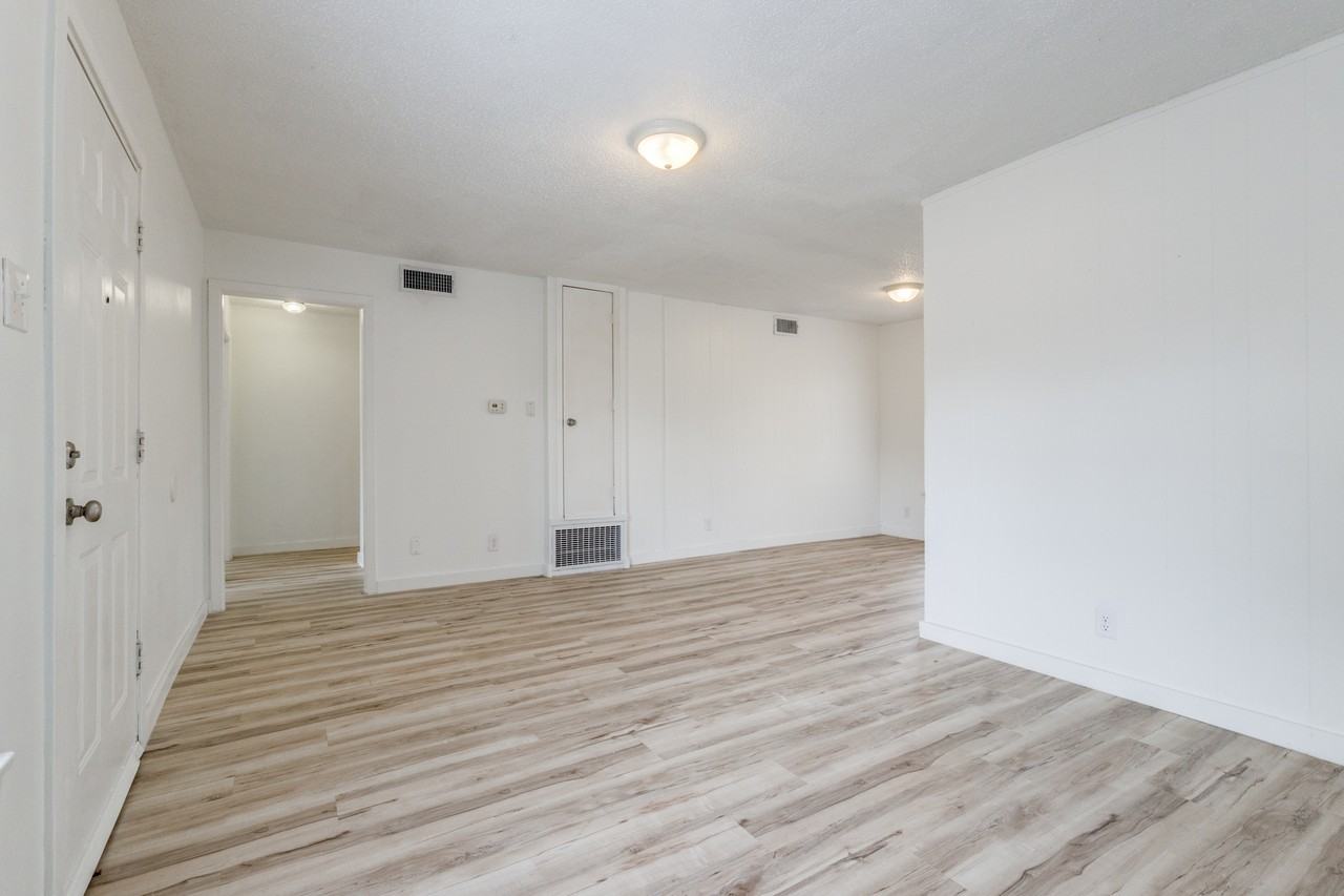 15 Macarthur Dr #1 - Photo 5 of 20