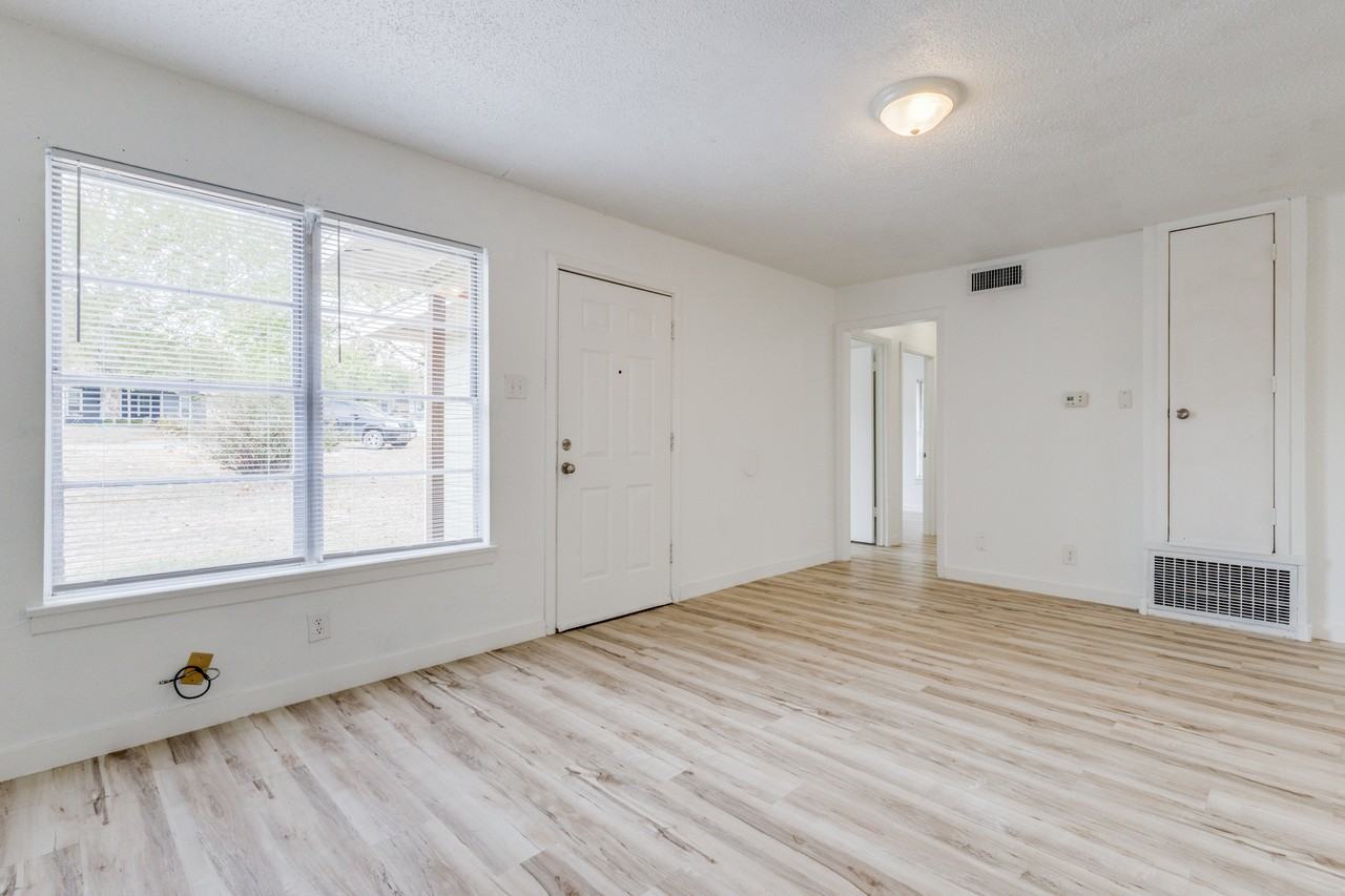 15 Macarthur Dr #1 - Photo 6 of 20