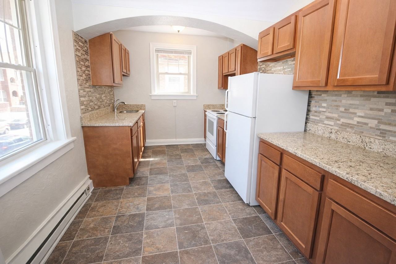 5620 HOBART STREETAPT 5 #5 - Photo 4 of 8