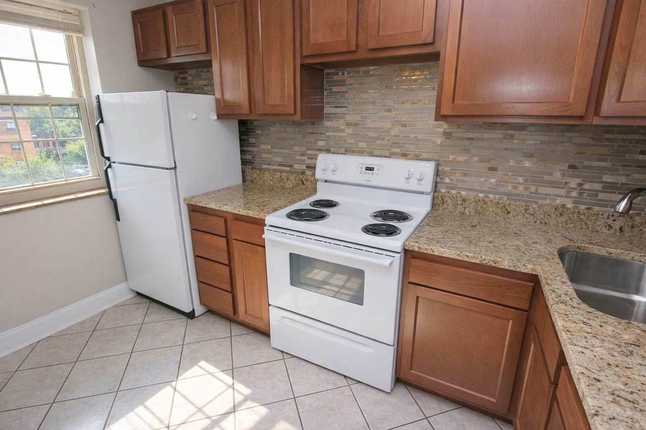 6015 FIFTH AVENUEAPT C-8 #C08 - Photo 4 of 10