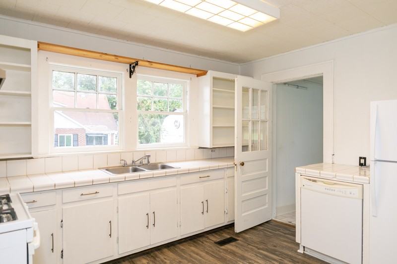 105 Burns St #1 - Photo 3 of 12