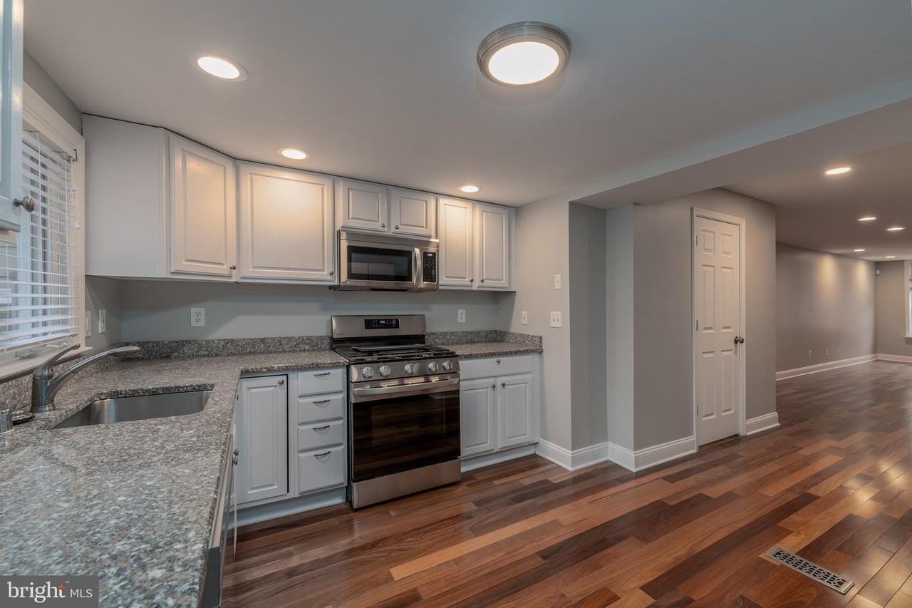 915 S Bouldin St - Photo 6 of 28