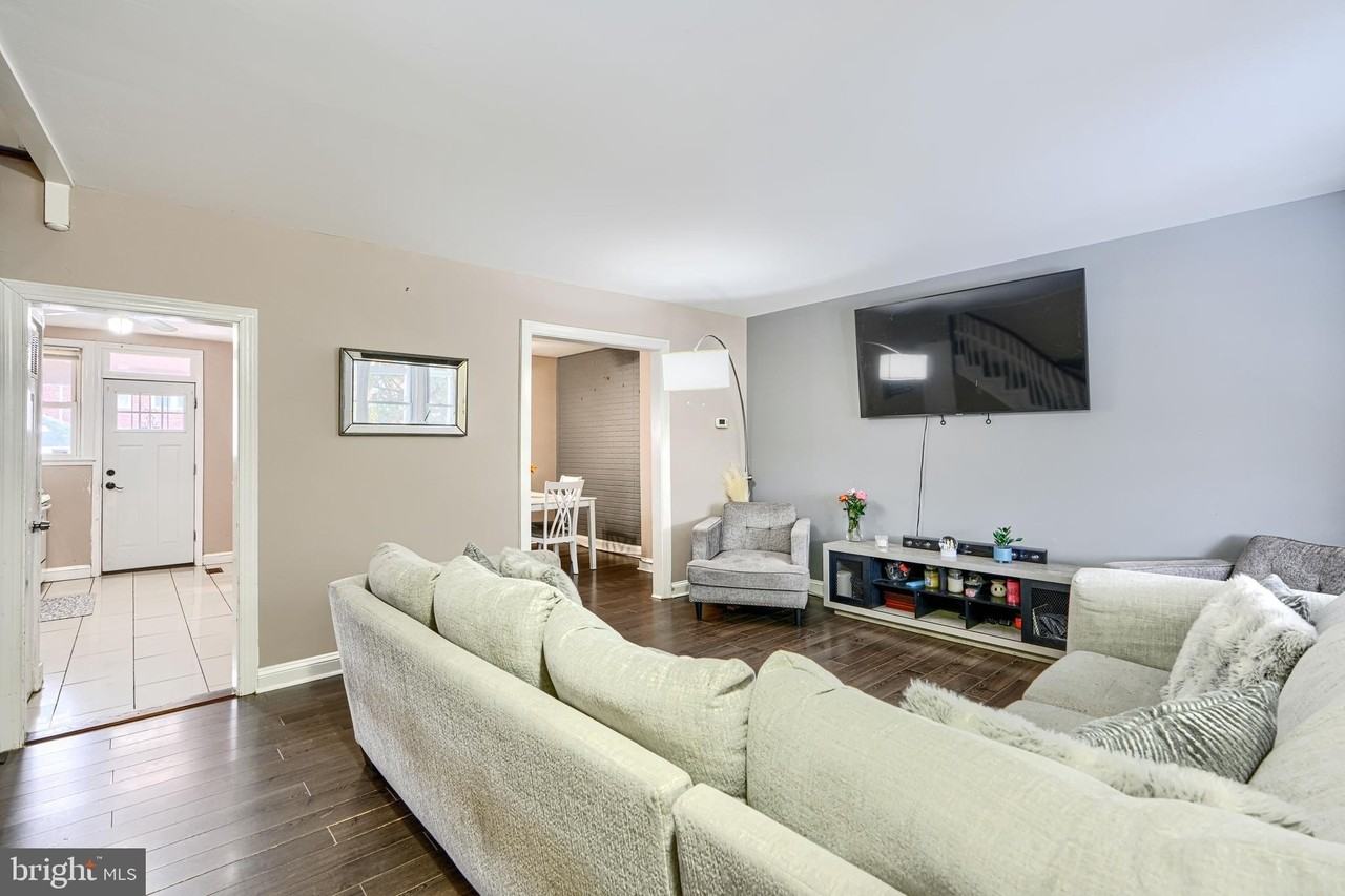 1543 Lochwood Rd - Photo 5 of 38