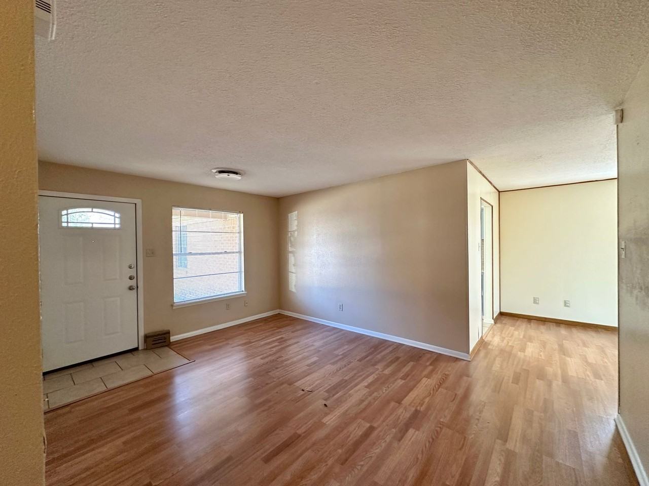 716 W Avenue E - Photo 2 of 28