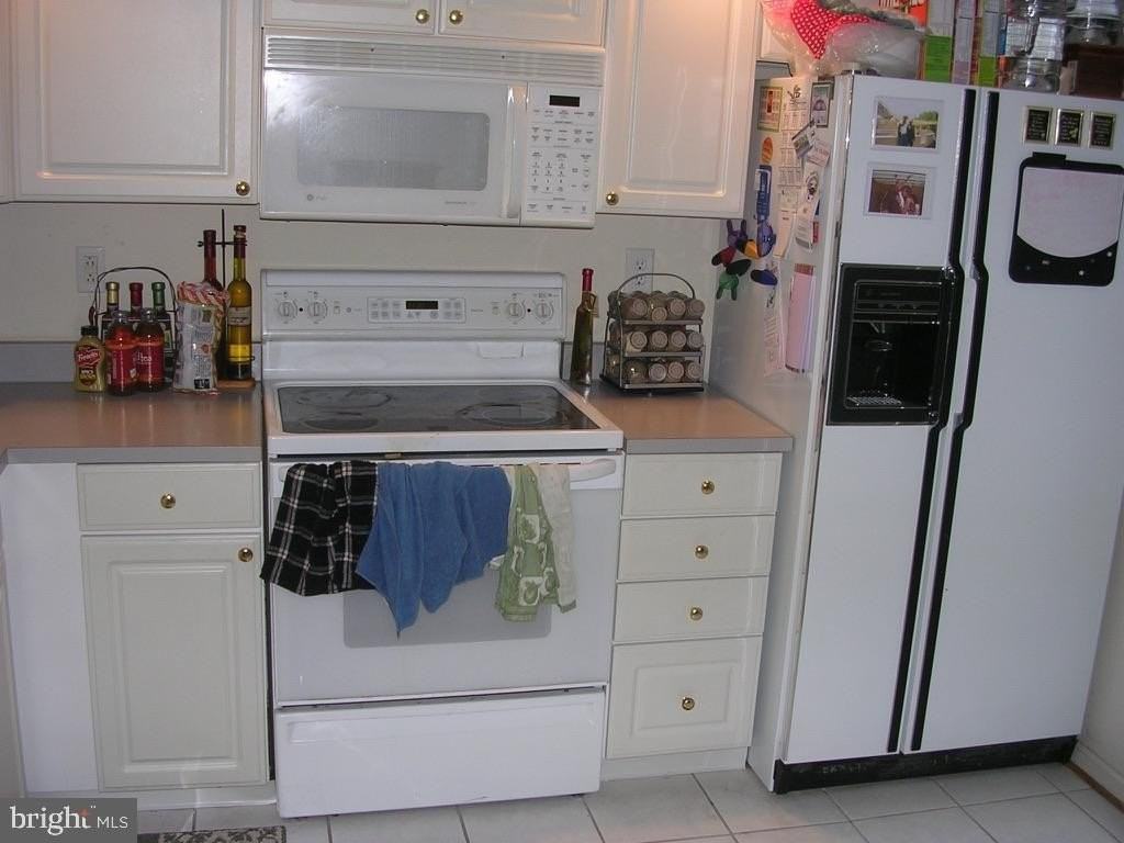 437 Woodhill Dr - Photo 2 of 9