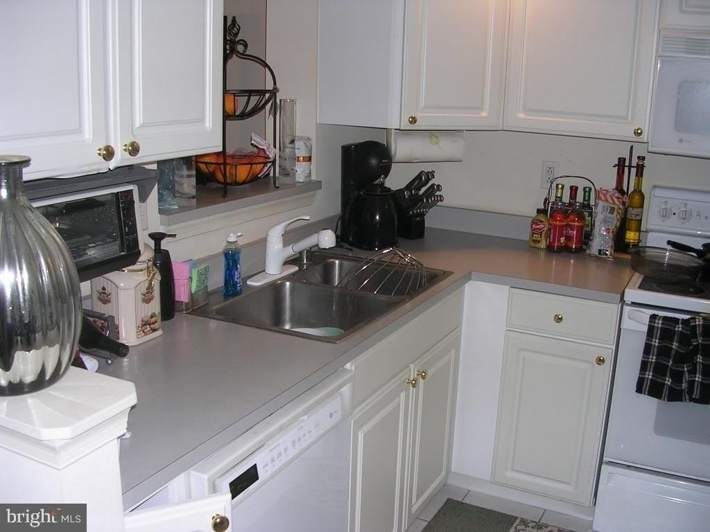 437 Woodhill Dr - Photo 3 of 9