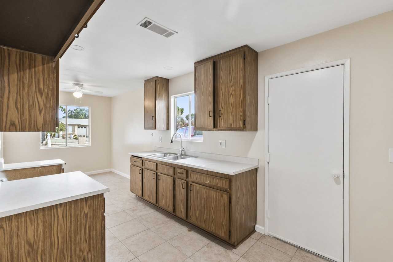 1992 W Oakland Ave #1992 - Photo 7 of 20