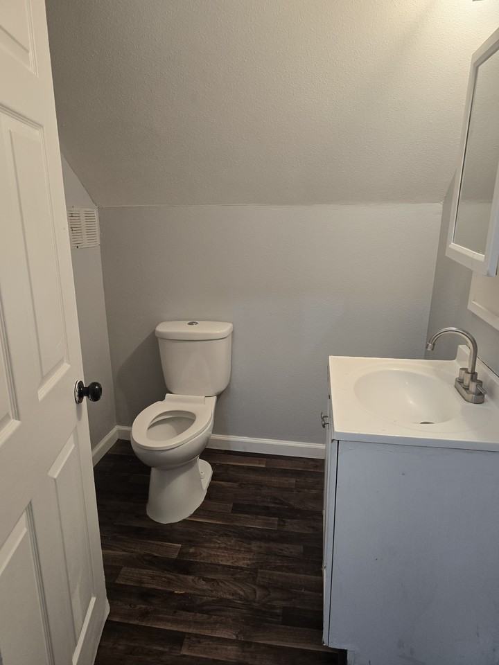 1106 Portage Ave #1 - Photo 5 of 8