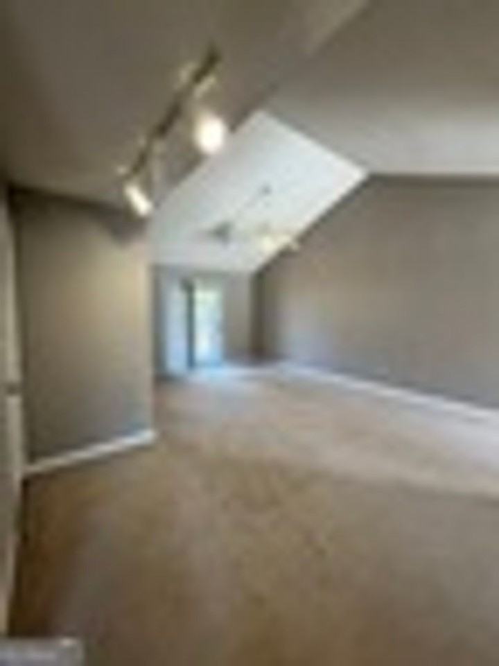 409 Baltic Ct - Photo 6 of 26