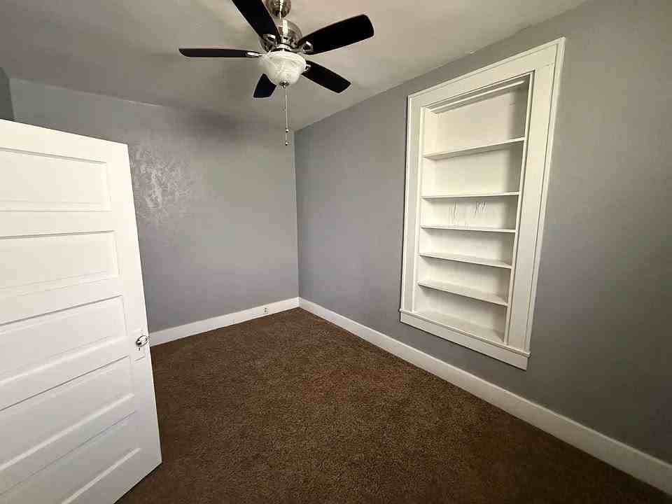 911 Van Buren St - Photo 3 of 10