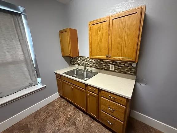 911 Van Buren St - Photo 4 of 10