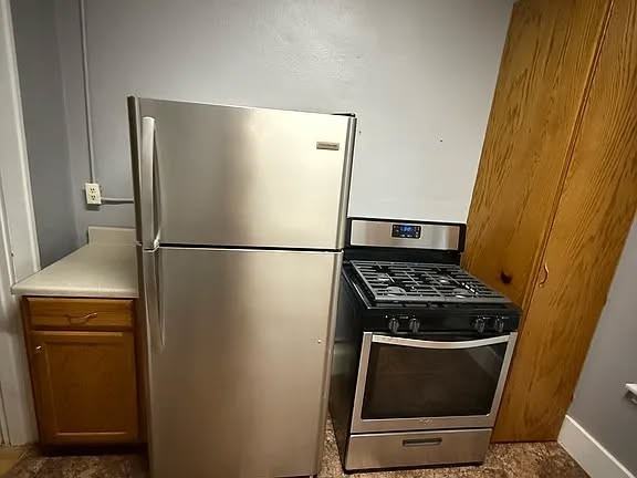 911 Van Buren St - Photo 7 of 10