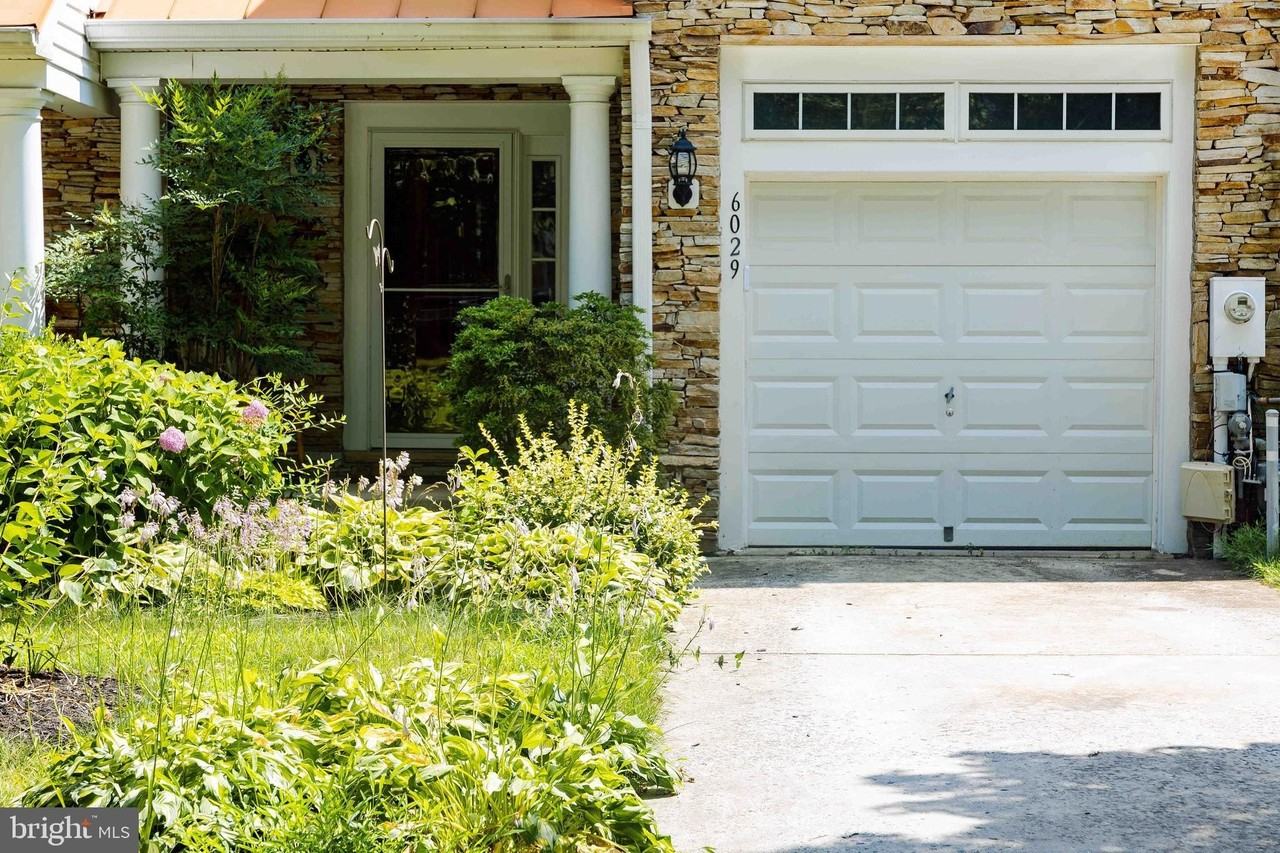 6029 Blue Point Ct - Photo 3 of 39