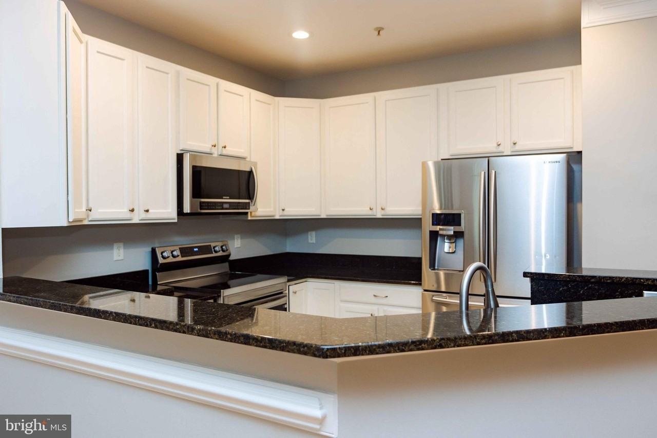 6029 Blue Point Ct - Photo 4 of 39