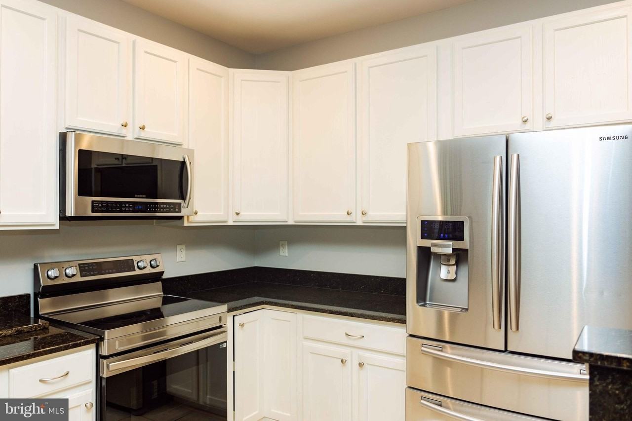 6029 Blue Point Ct - Photo 5 of 39