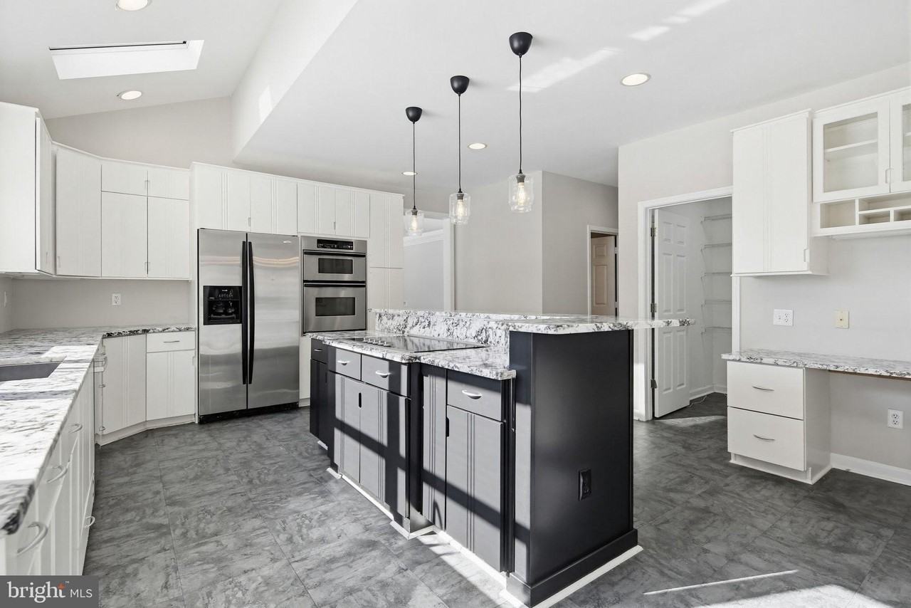 13835 Burntwoods Rd - Photo 2 of 33