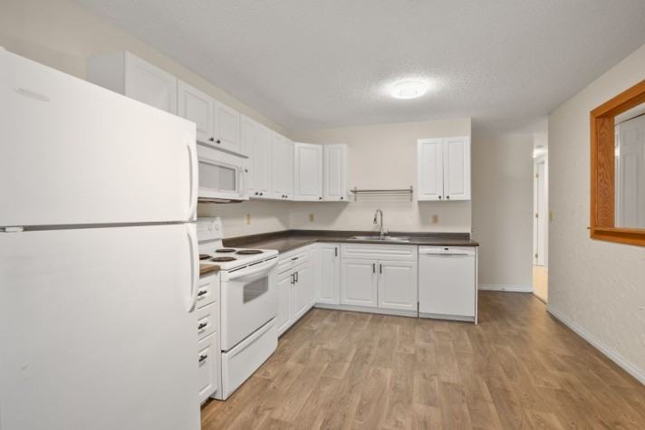 3 Bedroom Main Floor Located in Deer Park! - Photo 7 of 15