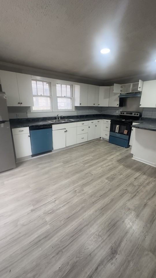 323 W 22nd St #1 - Photo 4 of 8