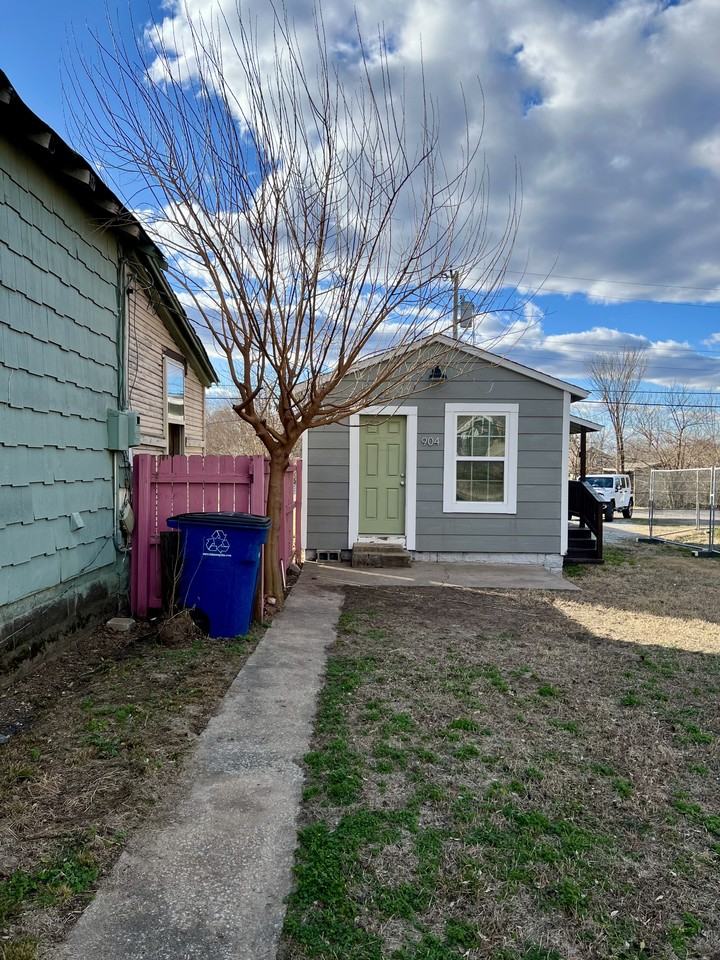 904 N Peoria Ave #1 - Photo 3 of 32