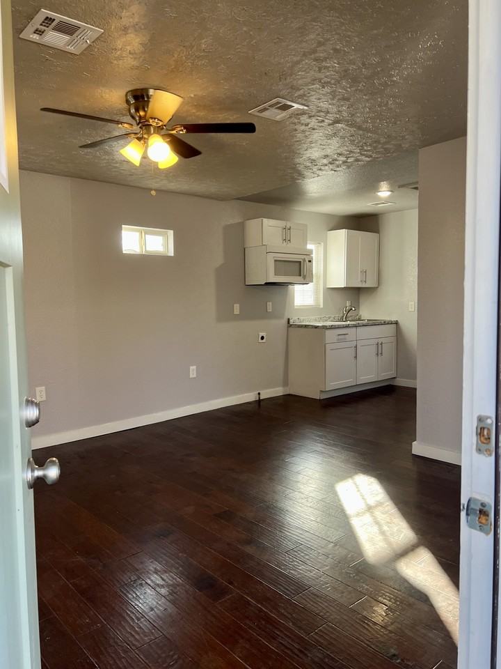 904 N Peoria Ave #1 - Photo 4 of 32