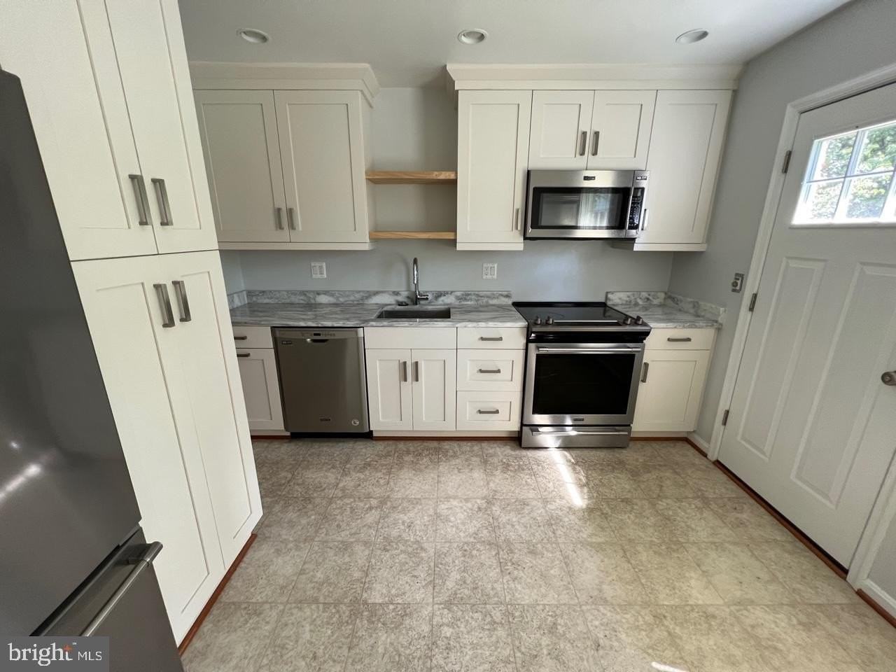 6407 Kenhowe Dr - Photo 6 of 25