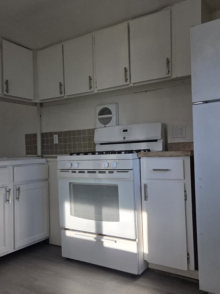 408 E 46th St #1 - Photo 6 of 9