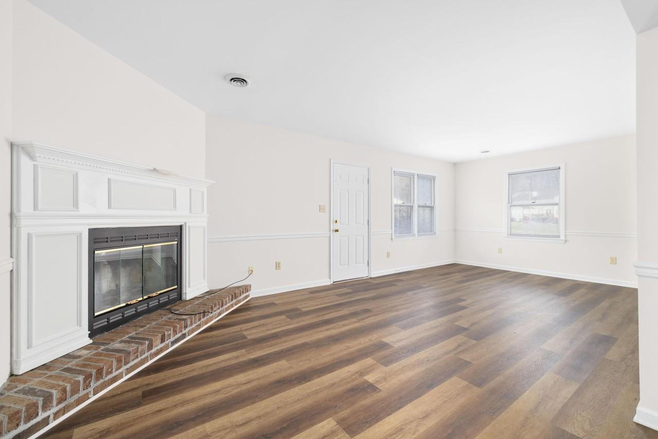 2007 Williamsburg Sq #2007 - Photo 4 of 11