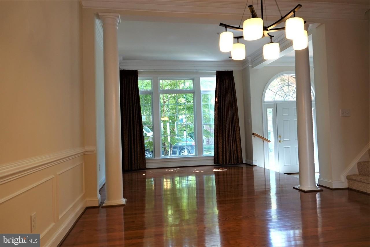 1115 Crestfield Dr - Photo 2 of 33