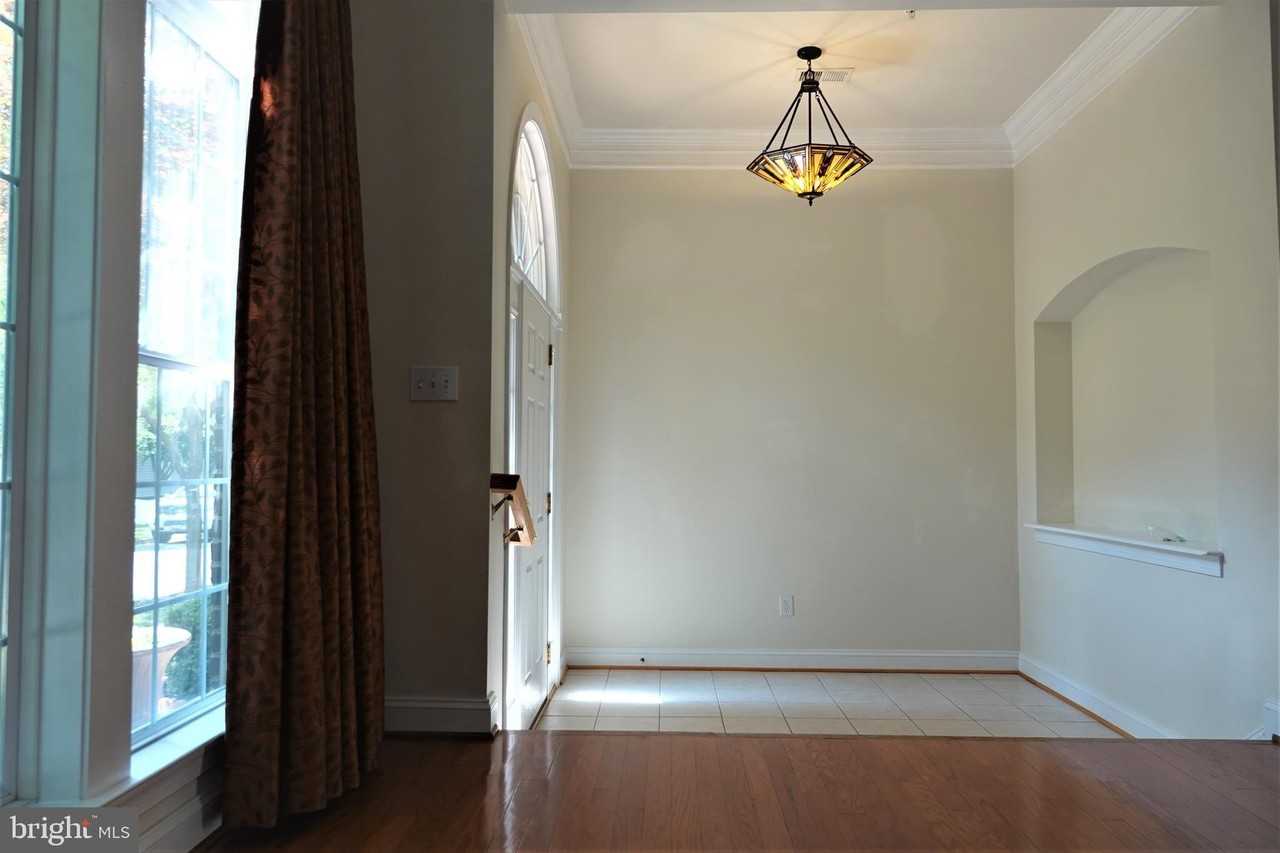 1115 Crestfield Dr - Photo 3 of 33