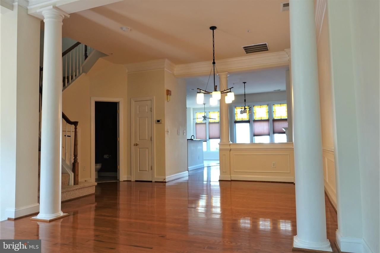 1115 Crestfield Dr - Photo 4 of 33