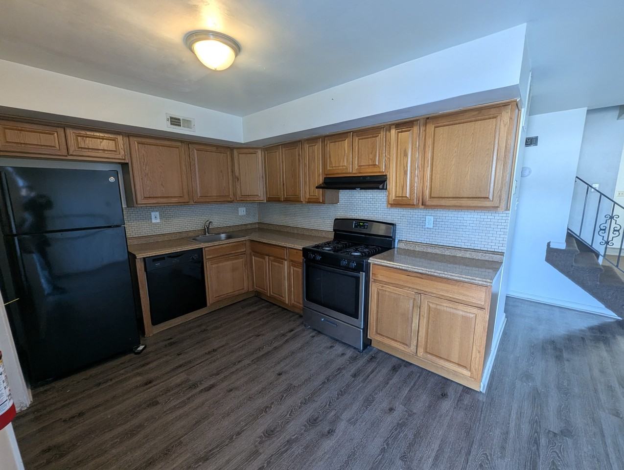 136 Colonial Sq #1 - Photo 2 of 7